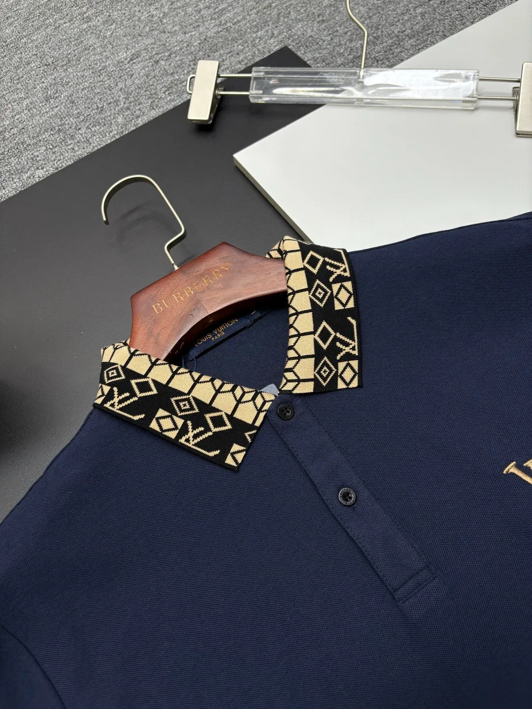 🅿️210 LV Louis Vuitton's new embroidered Polo shirt. Original fabric. Official same style. Made of 210 grams of pure cotton pique fabric, customized in the same vat dyeing fabric. It feels very comfortable and smooth. The version is quite wide and stylish. Produced by a first-line brand factory. Imported Behringer embroidery machine. The embroidery is full and textured. The collar rib is woven with imported yarn. It will not deform after long-term wear. The latest style for spring and summer. Fashionable and individual. Super versatile and good-looking. It is very suitable for both men and women. A must-have item. Color: black, white, apricot, royal blue. Size: M-XXXL